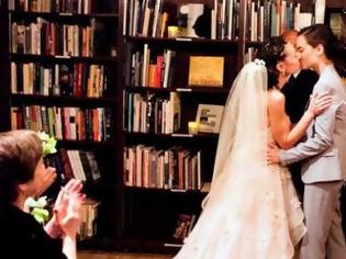 Φωτογραφία για Νέα… τάση: Παντρεύονται μέσα σε βιβλιοπωλεία
