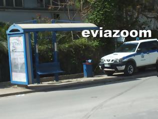Φωτογραφία για Χαλκίδα: Η γαϊδουριά δεν έχει όρια! Τζιπ της αστυνομίας πάρκαρε πάνω σε πεζοδρόμιο, σχεδόν μέσα στη στάση λεωφορείου! (ΦΩΤΟ)