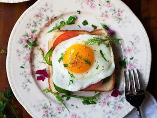 Φωτογραφία για Ολόκληρο το αυγό ή μόνο το ασπράδι; Τι είναι πιο υγιεινό σύμφωνα με τους διατροφολόγους;