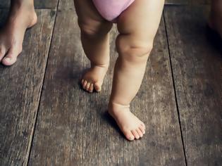 Φωτογραφία για Σε ποια ηλικία περπατούν τα μωρά και πώς να βοηθήσεις στα πρώτα βήματά τους