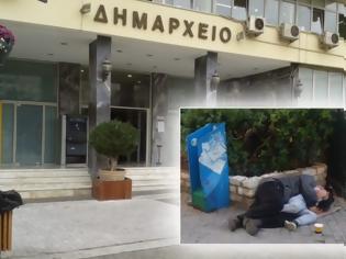 Φωτογραφία για Εικόνες ΣΟΚ μπροστά στο δημαρχείο Πειραιά - Κοιμάται κατάχαμα μαζί με το παιδί του και... [photos]