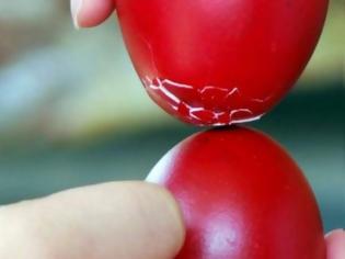 Φωτογραφία για Πασχαλινά έθιμα: Γιατί τσουγκρίζουμε κόκκινα αυγά το Πάσχα;