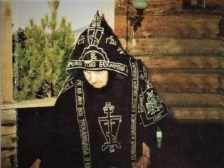 Φωτογραφία για Η τυφλή μοναχή Σεπφώρα περνά την κλωστή στη βελόνα και ράβει!