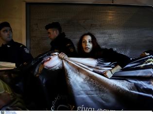 Φωτογραφία για Έλεος θέλω και όχι θυσία: Χορτοφάγοι διαμαρτυρήθηκαν μπροστά από τη Βουλή την ώρα περιφοράς του Επιταφίου