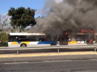 Φωτογραφία για Φωτιά σε αστικό λεωφορείο στην Ποσειδώνος - Πρόλαβαν να βγουν οι επιβάτες!