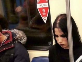 Φωτογραφία για Αυτή η φωτογραφία της κοπέλας στο μετρό της Μόσχας έγινε viral - Δείτε γιατί...