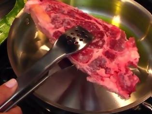 Φωτογραφία για Πώς να τηγανίσετε μια μπριζόλα απευθείας από την κατάψυξη [video]