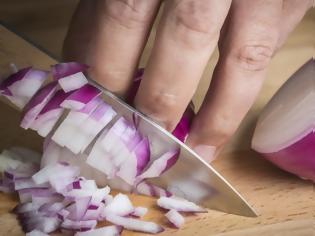 Φωτογραφία για Πώς ξεμυρίζουν τα χέρια από κρεμμύδι και σκόρδο [video]