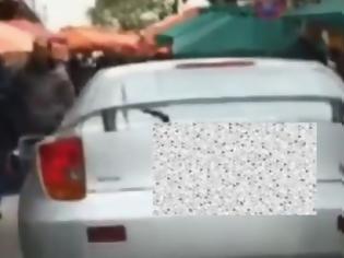 Φωτογραφία για Απλά Θεούλης - Αυτός είναι ο πιο yolo Έλληνας οδηγός: Μπήκε με το αυτοκίνητο σε λαϊκή αγορά [video]