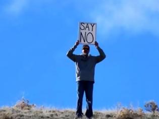 Φωτογραφία για Πατέρας κρατά επιγραφή «Πες όχι» όσο η κόρη του δέχεται πρόταση γάμου [video]