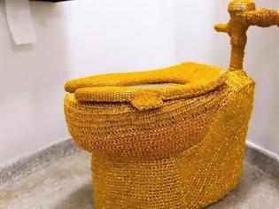 Φωτογραφία για Άγνωστος «έντυσε» με χρυσή κλωστή τουαλέτα στο μουσείο Γκούγκενχαϊμ [photos]