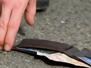 Φωτογραφία για 14χρονος βρήκε και παρέδωσε πορτοφόλι γεμάτο χρήματα - Η αντίδραση του ιδιοκτήτη του θα σας τρελάνει