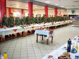 Φωτογραφία για Μπράβο σας, έχετε μεγάλη ψυχή: Έστησαν πασχαλινό τραπέζι για τους δύο Έλληνες στρατιωτικούς στο ΚΕΥΠ Λαμίας