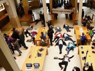 Φωτογραφία για Γάλλοι ακτιβιστές αποφάσισαν να πεθάνουν στο κατάστημα της Apple