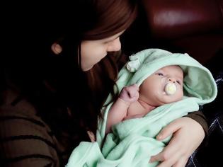 Φωτογραφία για Μερικές γιατί γίνεστε μαμάδες, δεν το καταλαβαίνoυμε...: «Πήρα το μωρό μου στην αγκαλιά μου πρώτη φορά και παραδόξως δεν μου άρεσε»