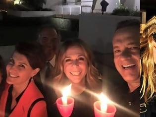 Φωτογραφία για Πάσχα αλά ελληνικά για τον Tom Hanks – Γιόρτασε με τη Νία Βαρντάλος και τον Αλέξη Γεωργούλη