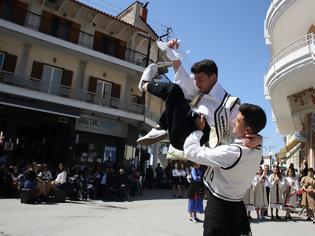 Φωτογραφία για Με πολύ κόσμο η παραδοσιακή χορευτική παράσταση στην Πλατεία ΚΑΤΟΥΝΑΣ (ΦΩΤΟ: Παναγιώτης Τσούτσουρας)