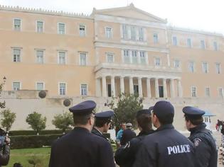 Φωτογραφία για Διπλασιάστηκε το επίδομα των αστυνομικών της Βουλής - Ρεκόρ αιτήσεων - Όσο για την ΕΚΑΜ...