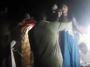 Φωτογραφία για Βίντεο-σοκ: Καλεσμένοι σκοτώνουν έγκυο τραγουδίστρια διότι αρνήθηκε να...