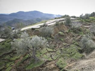 Φωτογραφία για Πρέβεζα: Εικόνες καταστροφής στην Κρυοπηγή - Συνεχίζεται η κατολίσθηση