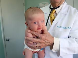 Φωτογραφία για Αυτός ο γιατρός με ένα «μαγικό» κόλπο κάνει τα μωρά να σταματούν αμέσως το κλάμα!