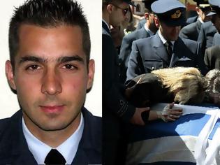 Φωτογραφία για Η Ελλάδα αποχαιρέτησε τον 34χρονο πιλότο που σκοτώθηκε στη Σκύρο - Σπαραγμός και λιποθυμίες στη κηδεία του! (ΦΩΤΟ & ΒΙΝΤΕΟ)