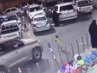 Φωτογραφία για Χριστέ μου, τα θαύματα σου - Σοκαριστικό βίντεο: Αυτοκίνητο πατάει τρίχρονο αγόρι και δεν παθαίνει ούτε γρατζουνιά [video]