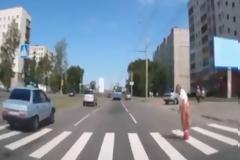 Αν δείτε την συγκεκριμένη γιαγιά στον δρόμο, μη τη βοηθήσετε! [video]