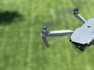 Φωτογραφία για Σήκωσε Drone έξω απ' το σπίτι του - Μόλις ανακάλυψε τι υπήρχε πίσω από τη δορυφορική έπαθε σοκ