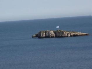 Φωτογραφία για Βίντεο - ντοκουμέντο: Η ελληνική σημαία κυματίζει κανονικά στη βραχονησίδα Ανθρωποφάς