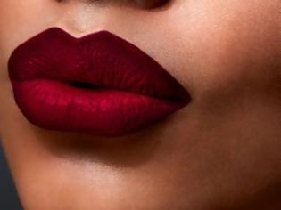 Φωτογραφία για Με αυτά τα 3 απλά βήματα θα μετατρέψεις το lipstick κραγιόν σου σε matte