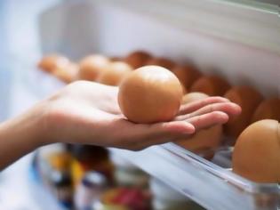 Φωτογραφία για Προσοχή: Γιατί απαγορεύεται να βάζετε τα αυγά στις θήκες της πόρτας του ψυγείου!