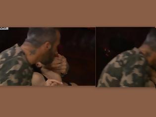Φωτογραφία για Power Of Love: Επιτέλους φιλήθηκαν... αφού πρώτα τον είπε... [video]