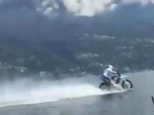 Φωτογραφία για Μεγάλος τυπάρας - Έκανε το απίστευτο: Μοτοσικλετιστής ρολάρει πάνω σε...λίμνη με μηχανή αψηφώντας την βαρύτητα