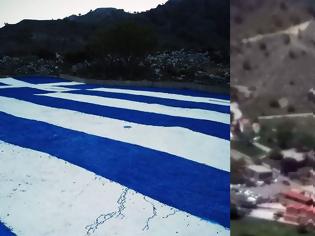 Φωτογραφία για Να ζήσετε λεβέντες μας! Κρητικόπουλα ζωγράφισαν τη μεγαλύτερη Ελληνική σημαία στα Σφακιά