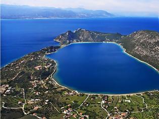 Φωτογραφία για Θα τα...χάσετε! H μαγευτική λίμνη δίπλα στη θάλασσα που απέχει μόλις μία ώρα από την Αθήνα