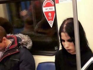 Φωτογραφία για Αυτή η φωτογραφία μιας κοπέλας στο μετρό έσπασε όλα τα ρεκόρ σε likes