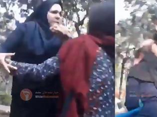 Φωτογραφία για Είστε μεγάλα ζώα, κυρίες μου! Που είναι η αλληλεγγύη σας; Ιρανές μουσουλμάνες δέρνουν νεαρή γιατί ήταν χαλαρή η μαντίλα της [video]