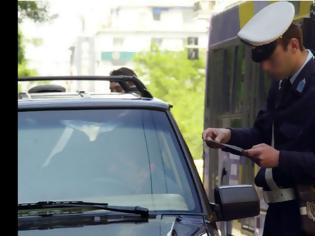 Φωτογραφία για Αστυνομικός της Τροχαίας σε οδηγό: «Θα σου πω εγώ τώρα! 1.000 ευρώ πρόστιμο και αφαίρεση πινακίδων, να πρόσεχες...» (ΒΙΝΤΕΟ)