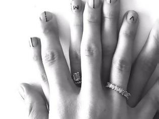 Φωτογραφία για Τώρα και τατουάζ για δάχτυλα και νύχια