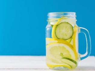 Φωτογραφία για Νερό με λεμόνι: Πώς και πότε πρέπει να το πίνετε