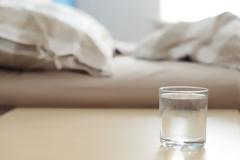 Μην πίνετε νερό από το ποτήρι που έχετε δίπλα σας τη νύχτα – Δείτε γιατί [video]
