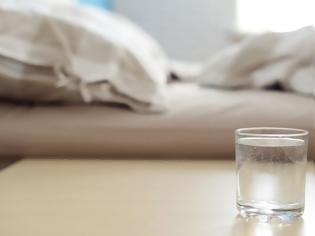 Φωτογραφία για Μην πίνετε νερό από το ποτήρι που έχετε δίπλα σας τη νύχτα – Δείτε γιατί [video]