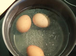 Φωτογραφία για Τι πρέπει να κάνουμε για να μην σπάνε τα αυγά όταν βράζουν