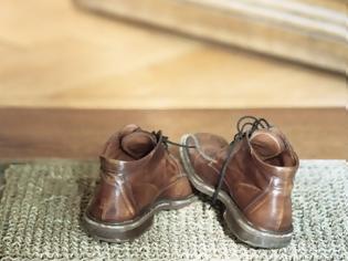 Φωτογραφία για Τρεις βασικοί λόγοι για να μην φοράτε παπούτσια μέσα στο σπίτι