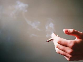 Φωτογραφία για Κάπνισμα: Πώς βγαίνουν οι λεκέδες στα δάχτυλα από το τσιγάρο