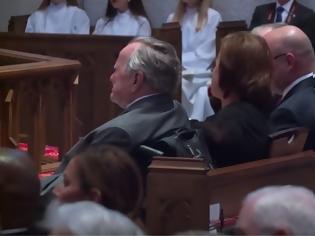 Φωτογραφία για Τα κλάματα του Τζορτζ Μπους στην κηδεία της Μπάρμπαρα