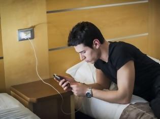 Φωτογραφία για Πώς επηρεάζει τον ύπνο το κινητό δίπλα στο κρεβάτι