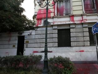 Φωτογραφία για Χειροπέδες σε 22χρονο για την επίθεση του Ρουβίκωνα στη γαλλική πρεσβεία