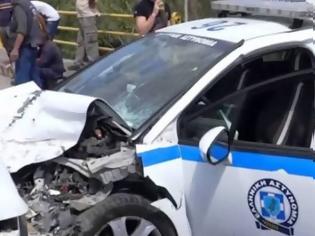Φωτογραφία για Αυτοκίνητο έπεσε σε περιπολικό της Τροχαίας Αγρινίου – Από θαύμα δεν τραυματίστηκαν αστυνομικοί